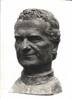 Anteprima di Foto di una testa in bronzo di d. Bosco fatta dallo scult. Canonica Pietro per studio prima di iniz. il monum. a S. Pietro. Donata dalla ved., Conservatrice dell'omonimo Museo. [Alleg. al A2510303].