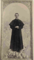Anteprima di San Giovanni Bosco a figura intera su fondo di nuvole e fiori