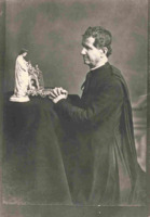 Anteprima di Don Bosco in preghiera davanti a una statuetta della Madonna