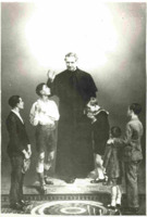 Anteprima di Don Bosco circondato dai giovani nell'Oratorio