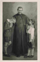 Anteprima di San Giovanni Bosco con due giovanetti (uno che bacia la mano e l'altro con mano sulla spalla)