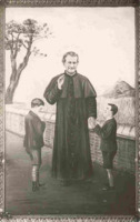 Anteprima di Don Bosco benedicente tra due giovani in un paesaggio con muretto e alberi