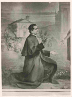 Anteprima di Don Bosco in ginocchio in preghiera all'aperto con la chiesetta sullo sfondo