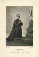 Anteprima di San Giovanni Bosco in preghiera davanti alla statua di Maria Ausiliatrice