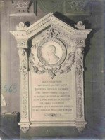 Anteprima di Don Bosco su medaglione in pietra Iscrizione dedicatoria latina della Basilica di Maria Ausiliatrice ("Aedem Virgini Matri...")